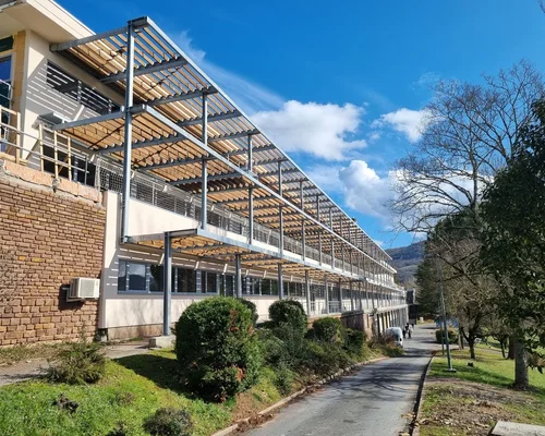 Ombrières photovoltaïques par Arnal et Gély en Aveyron