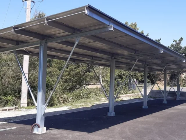 Structures métalliques pour ombrières photovoltaïques, Arnal et Gély en Aveyron